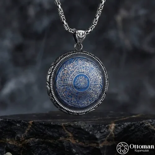 Gravür Desenli Taşlı İnşirah Suresi Gümüş Madalyon Kolye