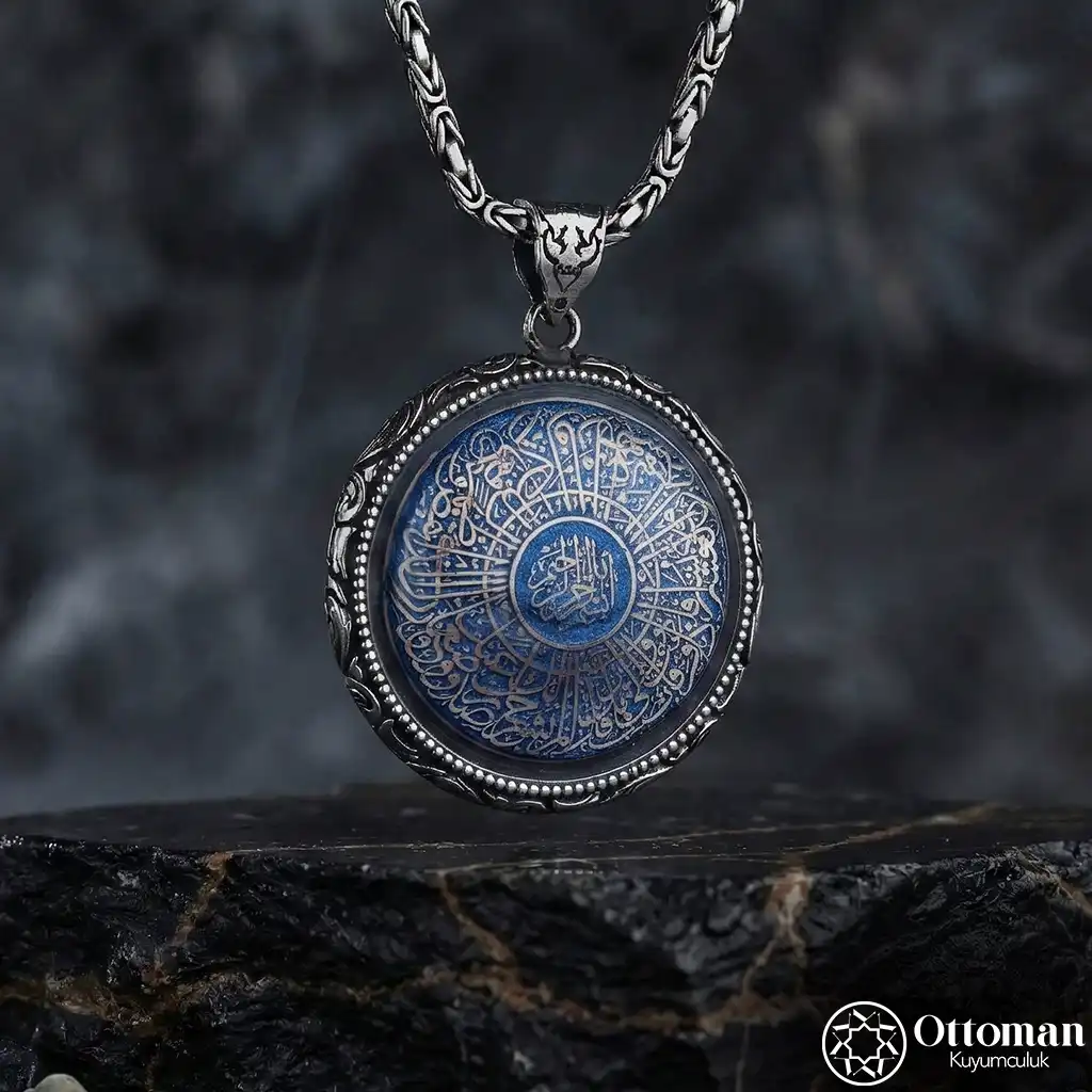 Engraving Patterned Stone-set İnşirah Surah Silver Medallion Necklace