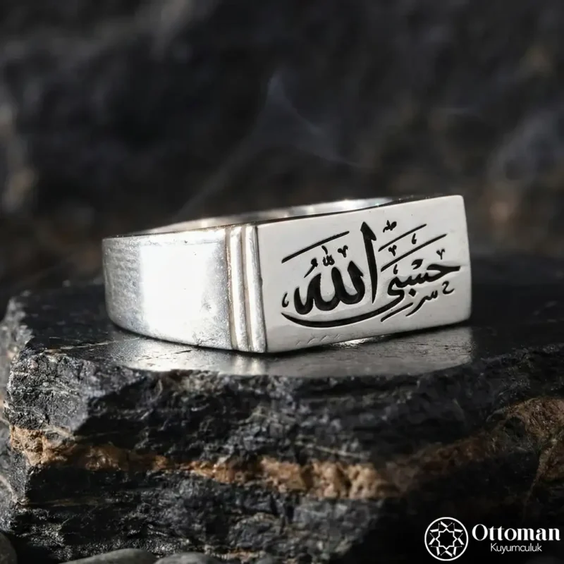 Sade Di̇kdörtgen Hasbi̇yallah Gümüş Yüzük