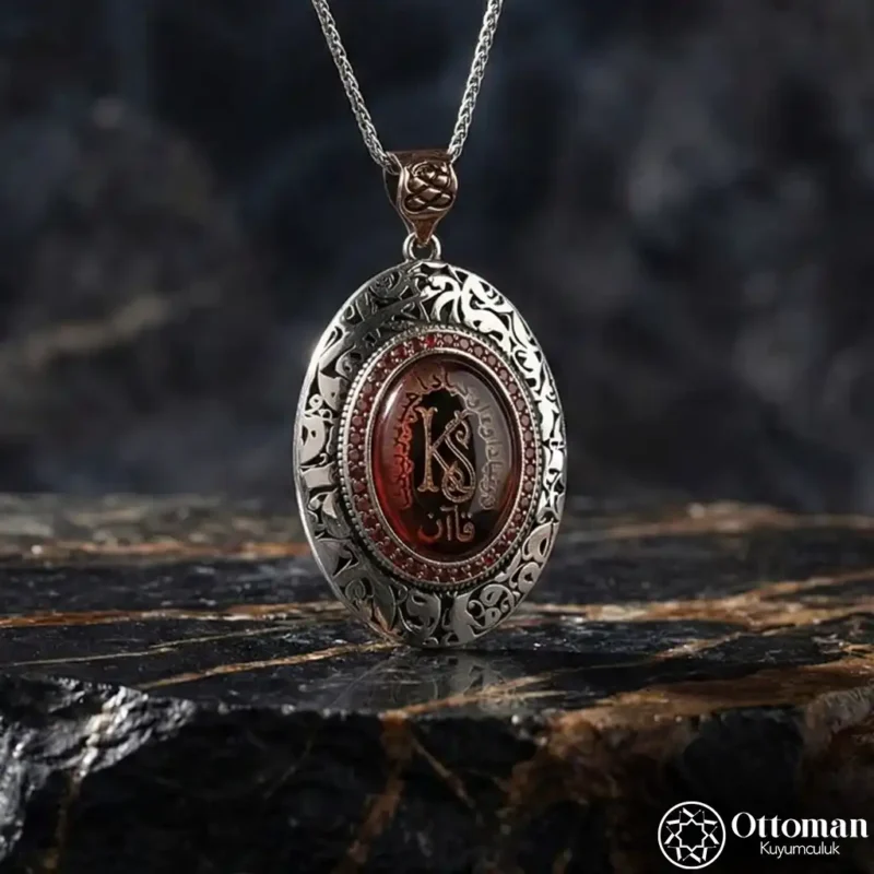 Vav Mikro Taşlı Harf İşlemeli Gümüş Kadın Kolye