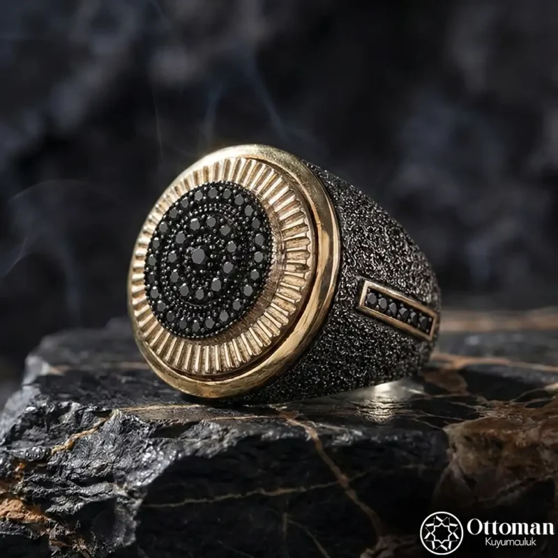 Dokulu Yuvarlak Siyah Taşlı Gümüş Erkek Yüzük