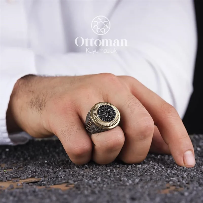 Dokulu Yuvarlak Siyah Taşlı Gümüş Erkek Yüzük