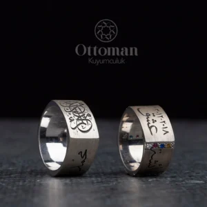 kisi-sevdigiyle-beraberdir-cift-alyans–9d92- Kişi Sevdiğiyle Beraberdir Yazılı Gümüş Alyans Set