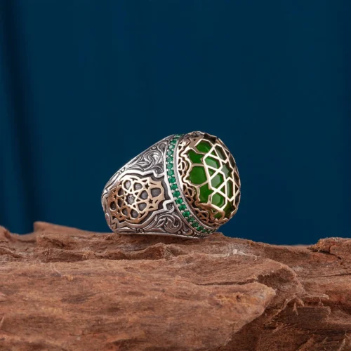 Manüsküllü Kafes Yeşil Taşlı Gümüş Erkek Yüzük