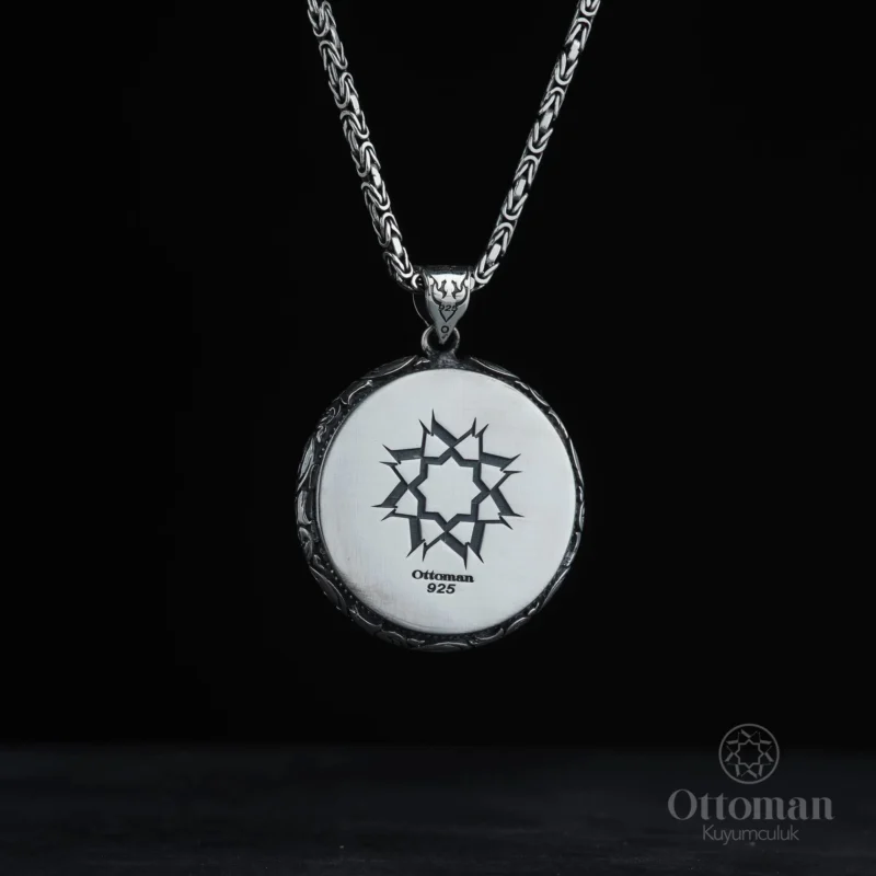 Gravür Desenli Taşlı İnşirah Suresi Gümüş Madalyon Kolye