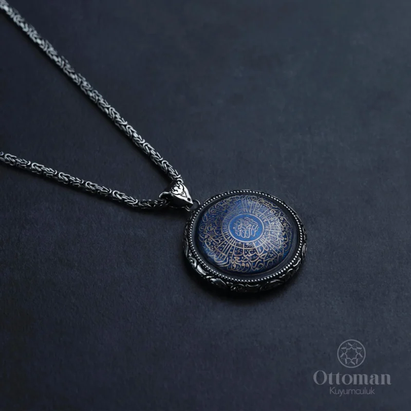 Gravür Desenli Taşlı İnşirah Suresi Gümüş Madalyon Kolye