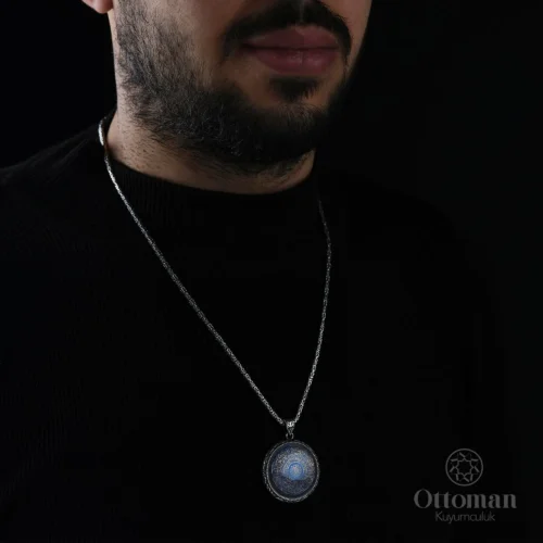 Gravür Desenli Taşlı İnşirah Suresi Gümüş Madalyon Kolye