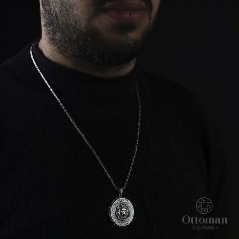 ozel-tasarim-isimli-aslan-figurlu-mada-f27-4e İsimli Aslan Figürlü Gümüş Madalyon Kolye