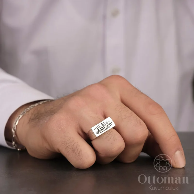 Sade Di̇kdörtgen Hasbi̇yallah Gümüş Yüzük