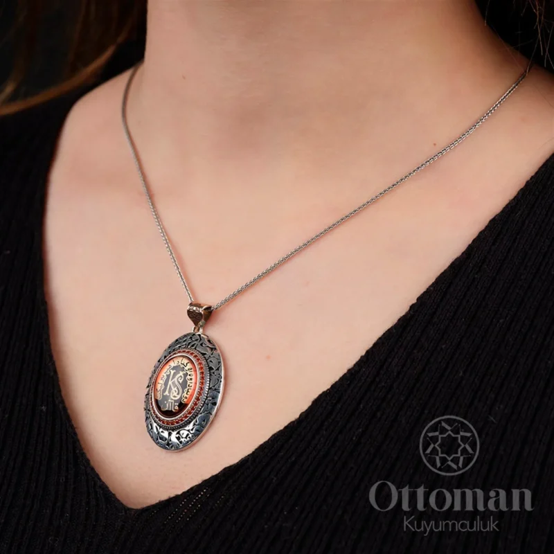 Vav Mikro Taşlı Harf İşlemeli Gümüş Kadın Kolye