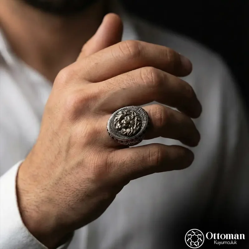 Kişiye Özel İsimli Aslan Figürlü Gümüş Erkek Yüzük
