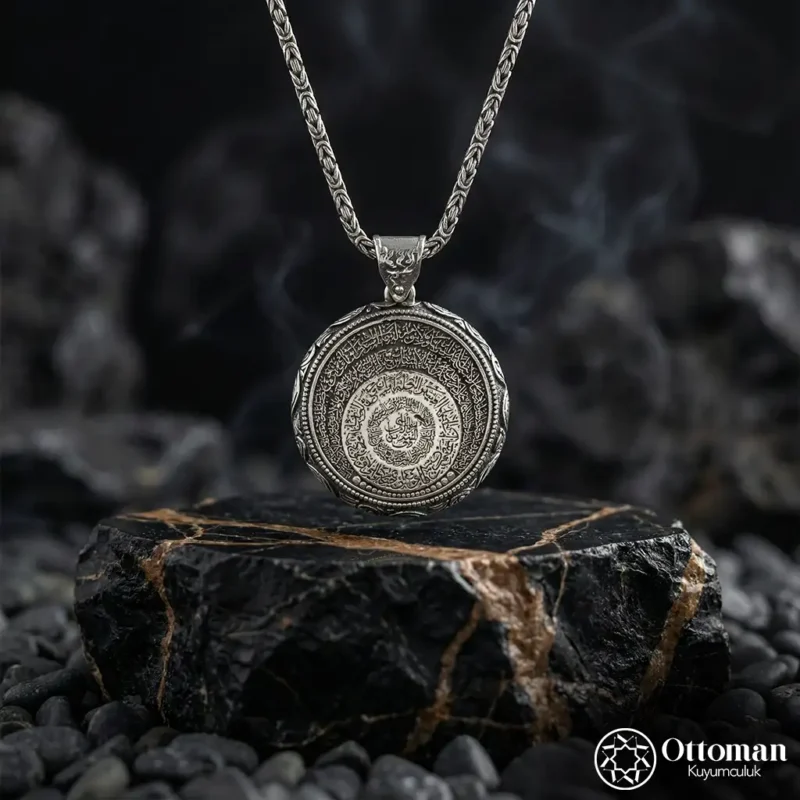 Kişiye Özel Aslan Figürlü Gümüş Erkek Madalyon Kolye