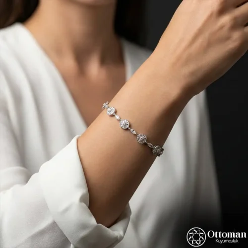 Beyaz Taşlı Çiçek Motifli Gümüş Kadın Bileklik