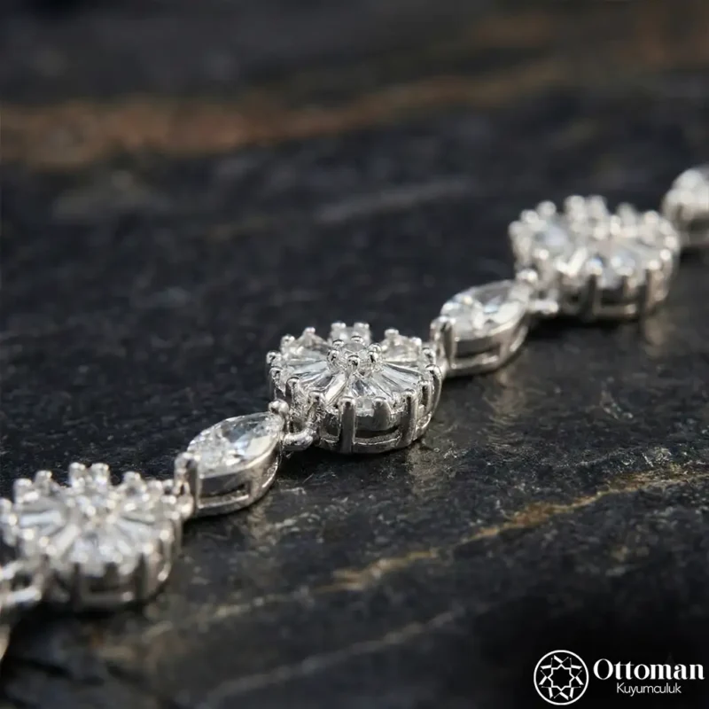 Beyaz Taşlı Çiçek Motifli Gümüş Kadın Bileklik