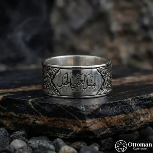 Gravür Desenli İsimli Gümüş Erkek Alyans