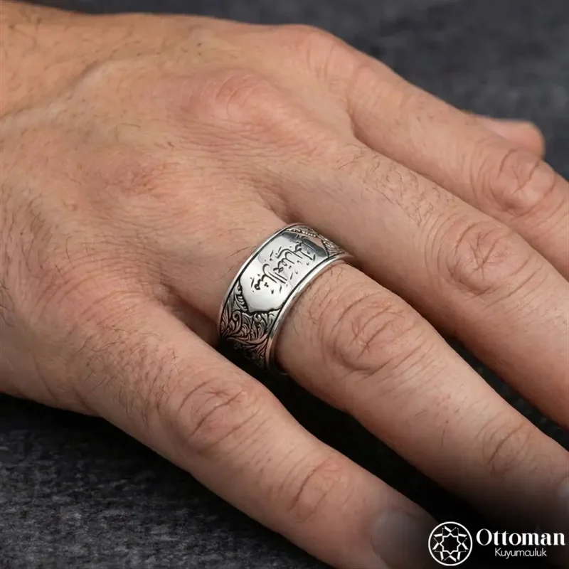 Gravür Desenli İsimli Gümüş Erkek Alyans